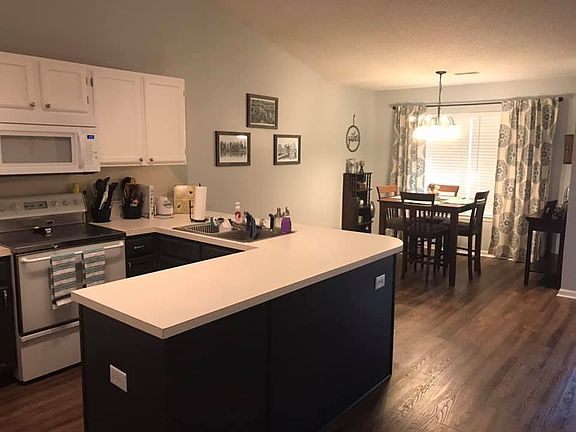 Open concept kitchen/dining