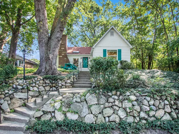 89 East Ct, New Buffalo, MI 49117