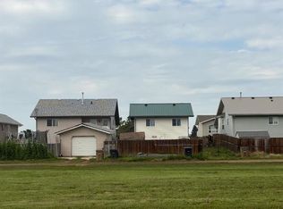 83 Upland Mnr W, Brooks, AB T1R 1P9