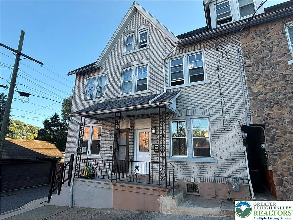 4 bed, 1.0 bath, 1278 sqft, $1,850 — Photo 3