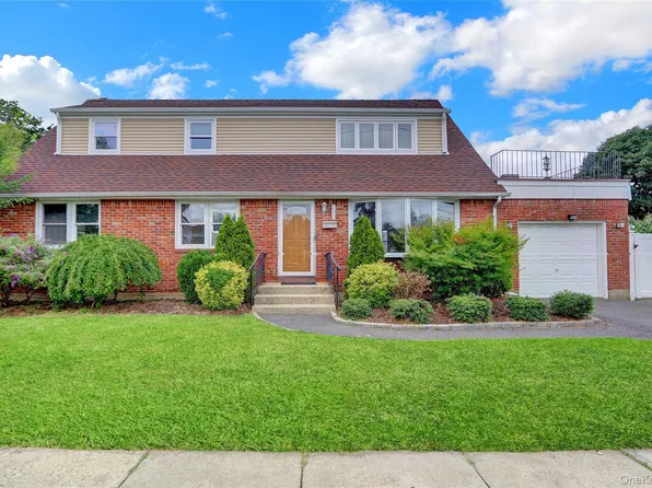 172 2nd Street, Hicksville, NY 11801