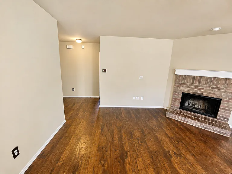 1921 Nightingale Dr — Photo 7