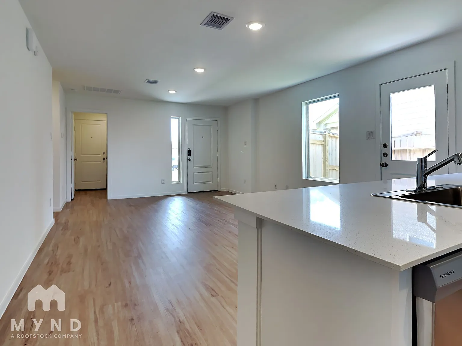 3 bed, 2.0 bath, 1186 sqft, $1,765 — Photo 2