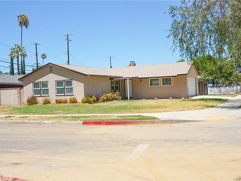 23003 Runnymede St — Photo 27