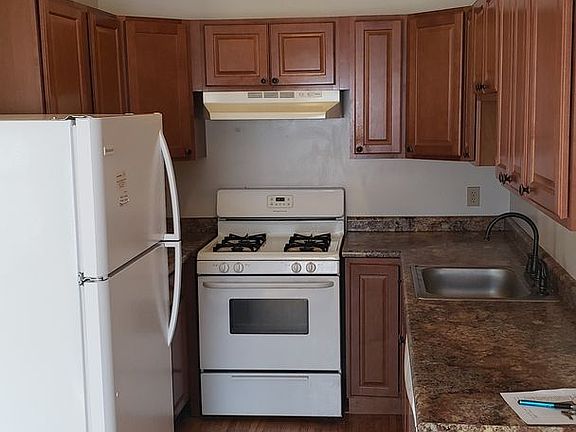 4th image of 2552 Garfield Ave S #102