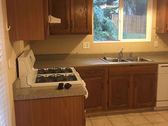 4th image of 4019 Oak Forest Cir