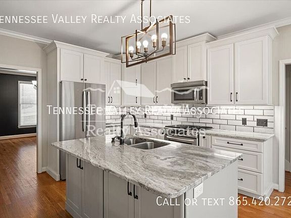 3rd image of 821 Foxfield Ln