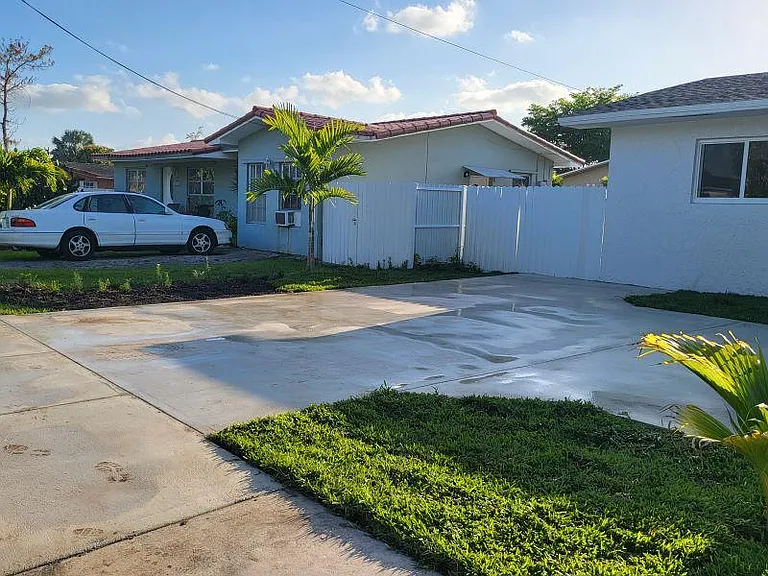 3300 SW 127th Ave — Photo 5