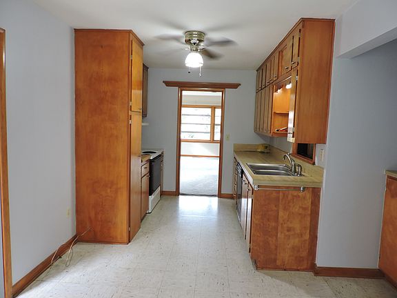 4th image of 1015 Willow Ln