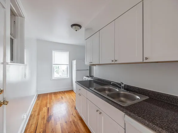 3050 W Berteau Ave APT 3, Chicago, IL 60618