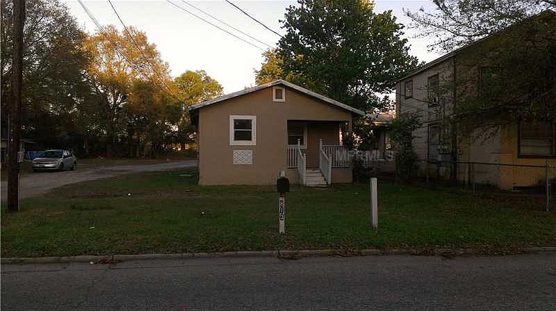 2nd image of 813 Pecan Ave
