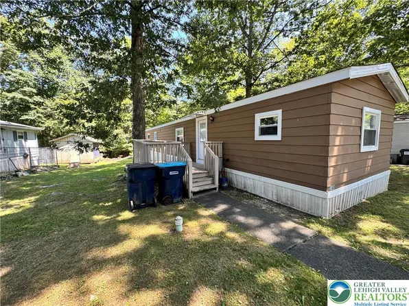 140 Green Mountain Dr, East Stroudsburg, PA 18302