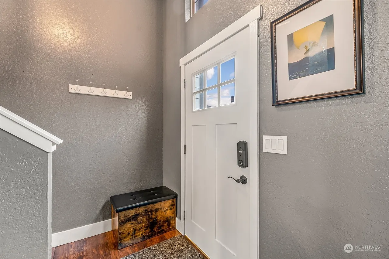 3 bed, 1400 sqft, $2,700 — Photo 4