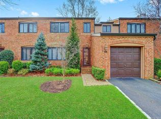 98 Windsor Gate Dr, New Hyde Park, NY 11040