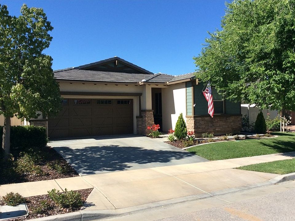 1st image of 141 Country Club Dr