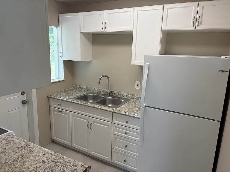 1025 Rose Ave — Photo 4
