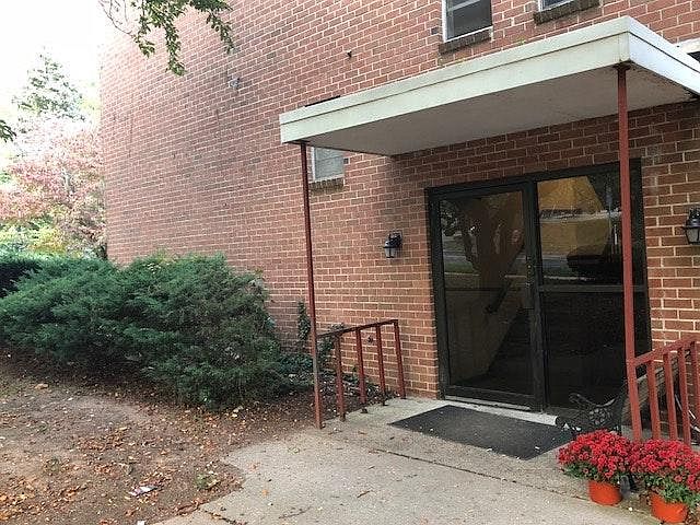Closest entrance to apartment
