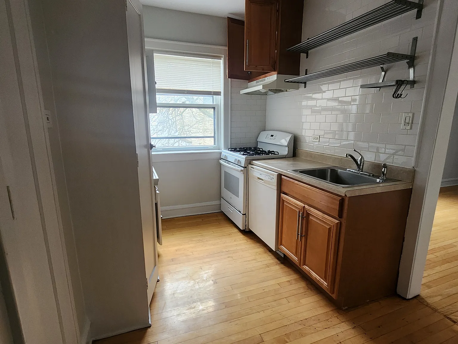 2 bed, 1000 sqft, $2,195 — Photo 2