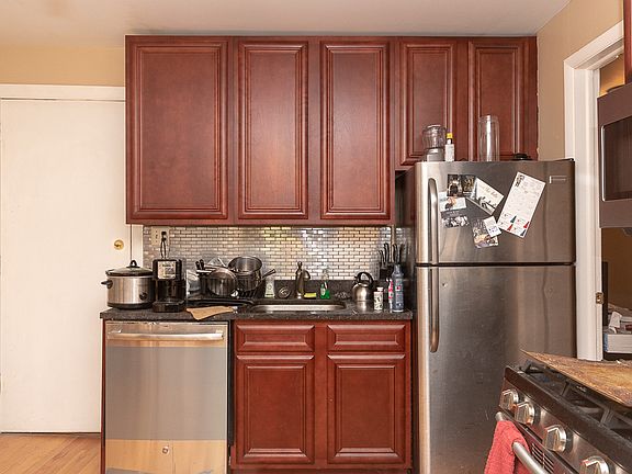 3rd image of 1116 N Hermitage Ave APT 1F
