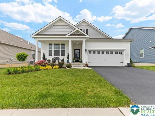 8051 Keystone Dr, Breinigsville, PA 18031