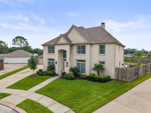 137 Bending Brook Ln, Dickinson, TX 77539