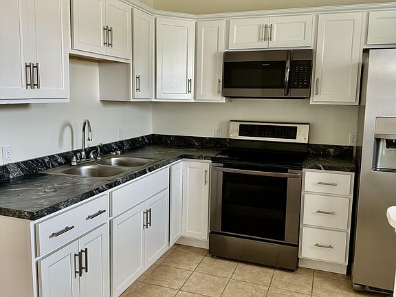 2nd image of 421 1/2 Park Ave