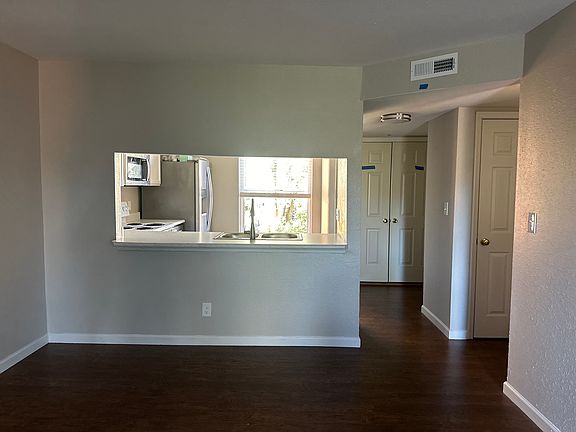 3rd image of 1996 Greenglen Dr APT 204