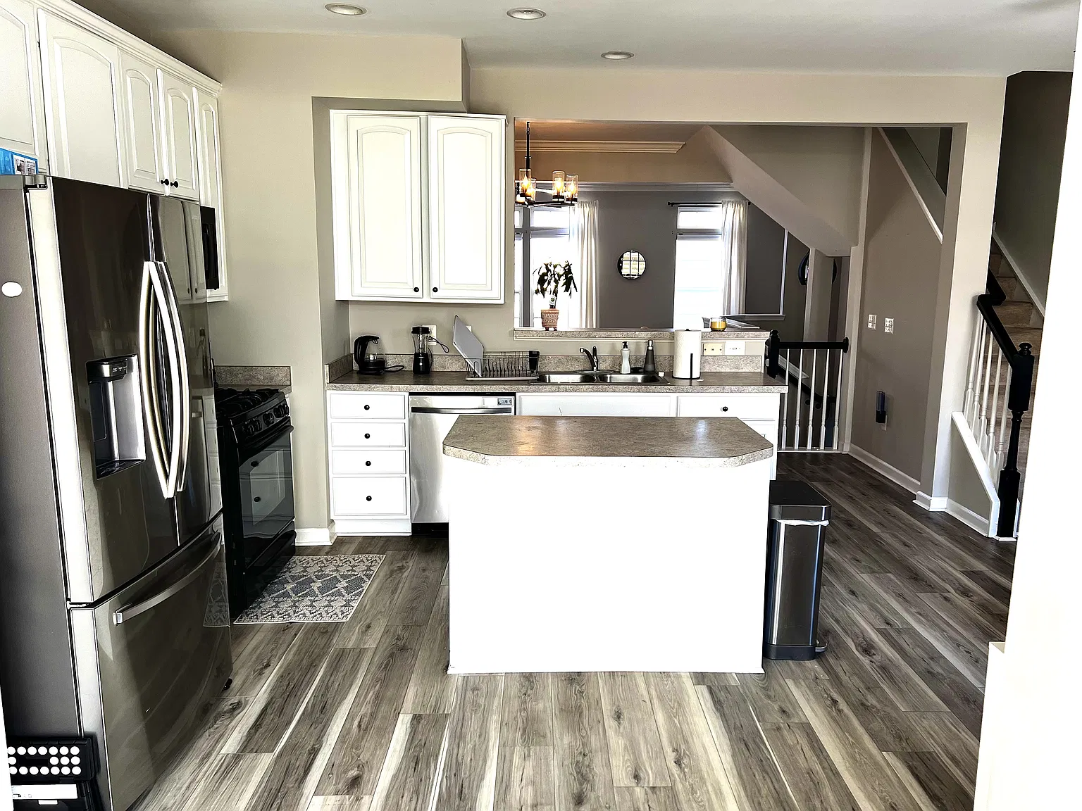 4 bed, 2400 sqft, $2,700 — Photo 2