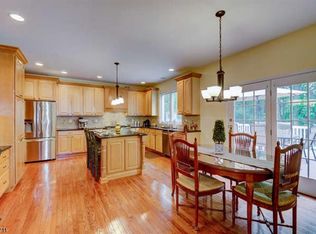 8 Country Woods Dr, Glen Gardner, NJ 08826