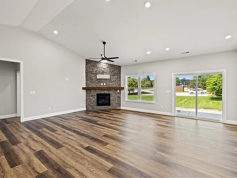 1038 Tamworth Ln — Photo 9