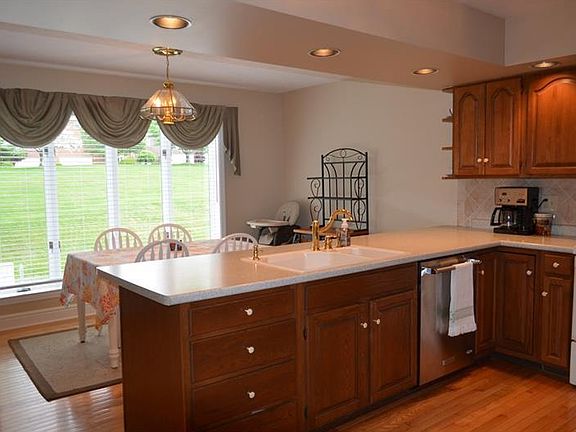 2nd image of 15 Manorfield Cir #15