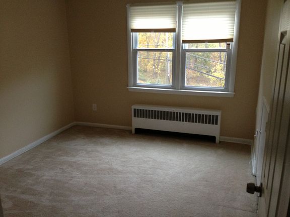 Large 2nd BR w/Walk in Close