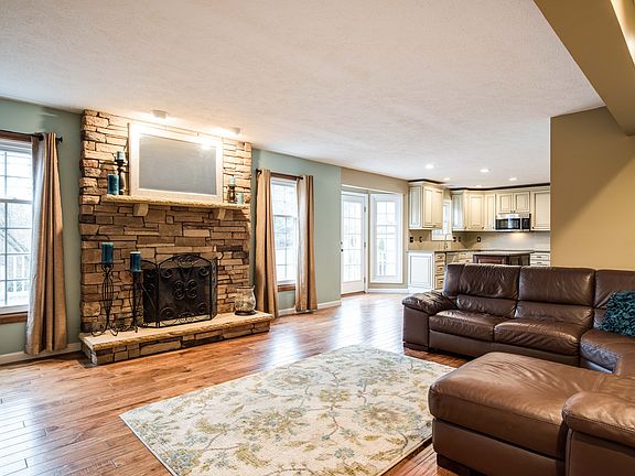 3rd image of 307 Winchester Ct