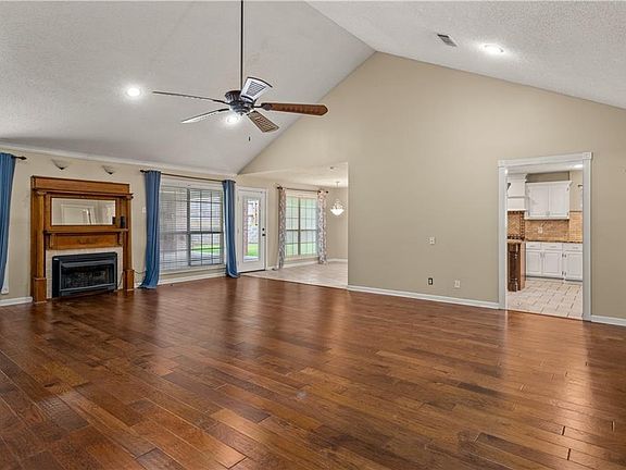 3rd image of 127 Woodforest Dr