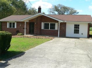 257 Allenwood Cir, Hendersonville, NC 28792