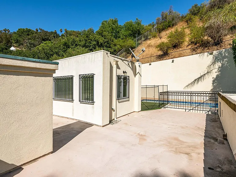 2334 Benedict Canyon Dr — Photo 41
