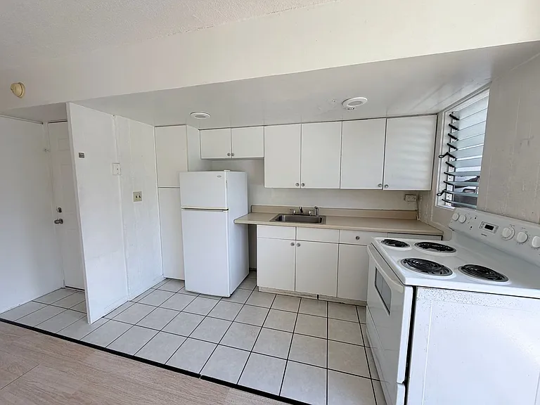 445 Kalaimoku St — Photo 4