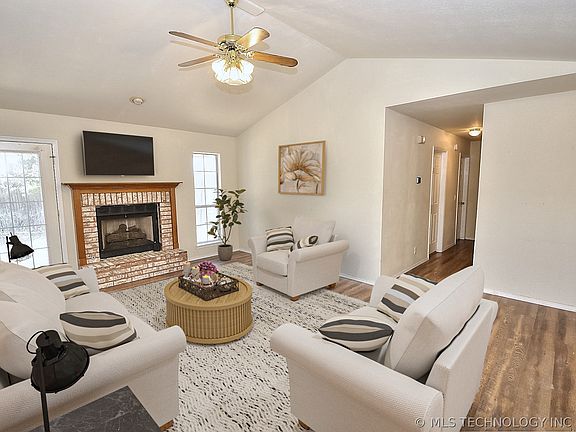 3rd image of 521 S Oak Ave