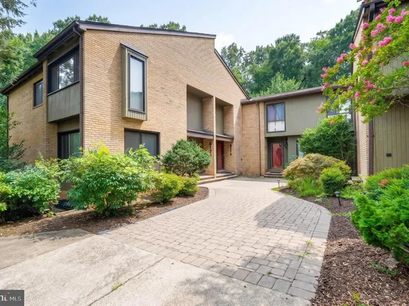 3174 Colchester Brook Ln, Fairfax, VA 22031
