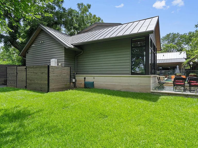 1175 San Bernard St — Photo 30