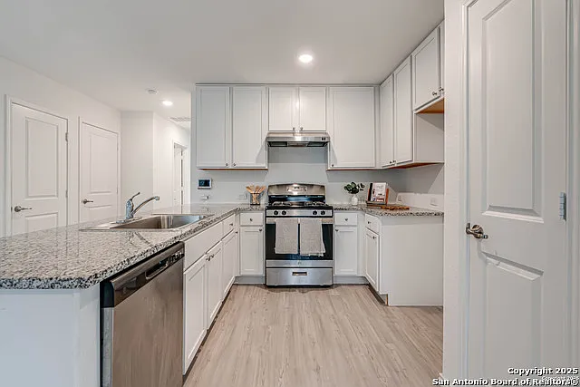 3 bed, 2.0 bath, 1007 sqft, $1,250 — Photo 2