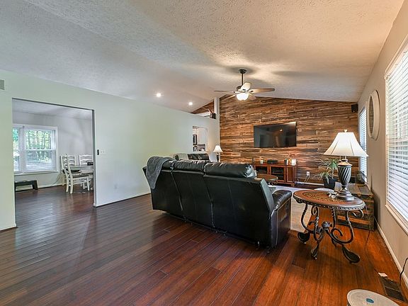 3rd image of 1727 Fieldcrest Dr