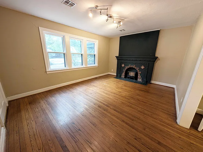 2207 NW 19th St — Photo 3