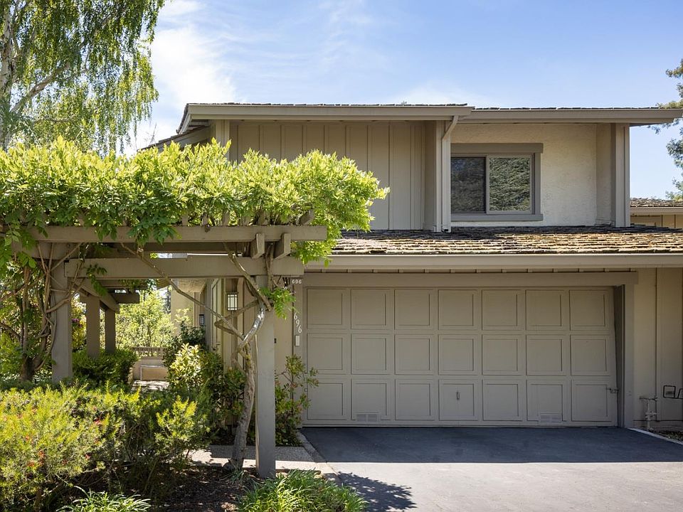 1st image of 696 Sand Hill Cir