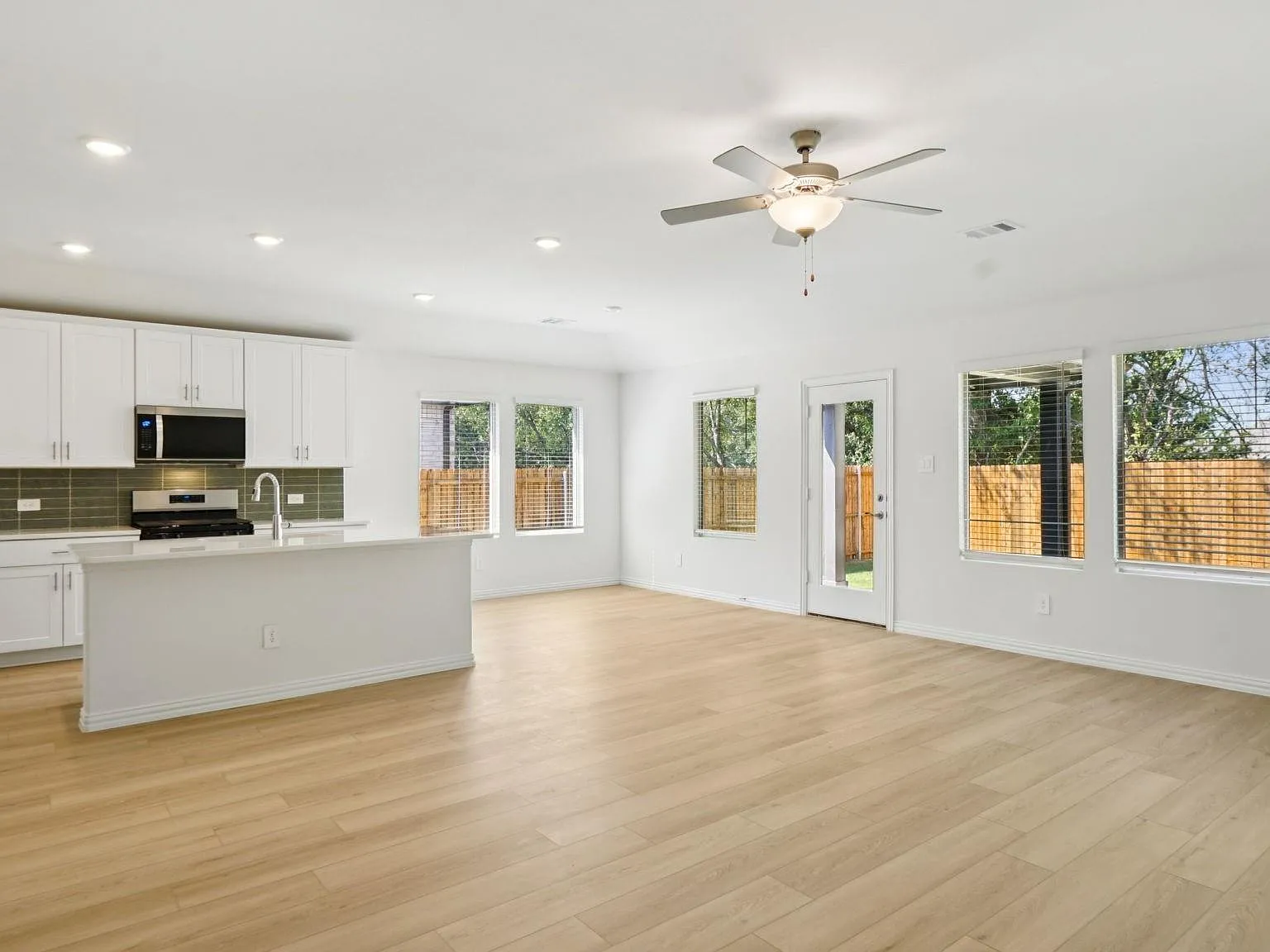 4 bed, 2260 sqft, $2,550 — Photo 3