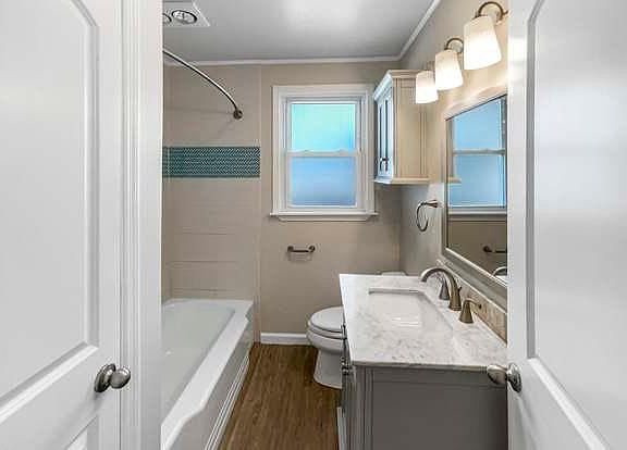 4th image of 323 W 61st St