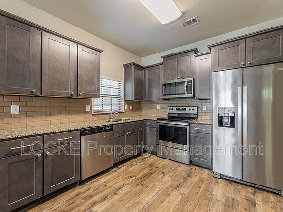 5th image of 512 E Akard St #400