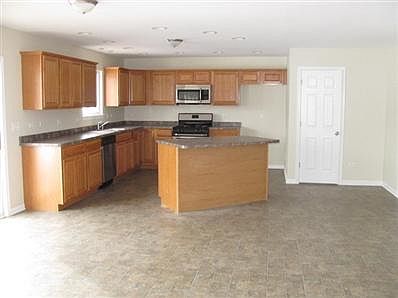 4th image of 670 Winston Dr