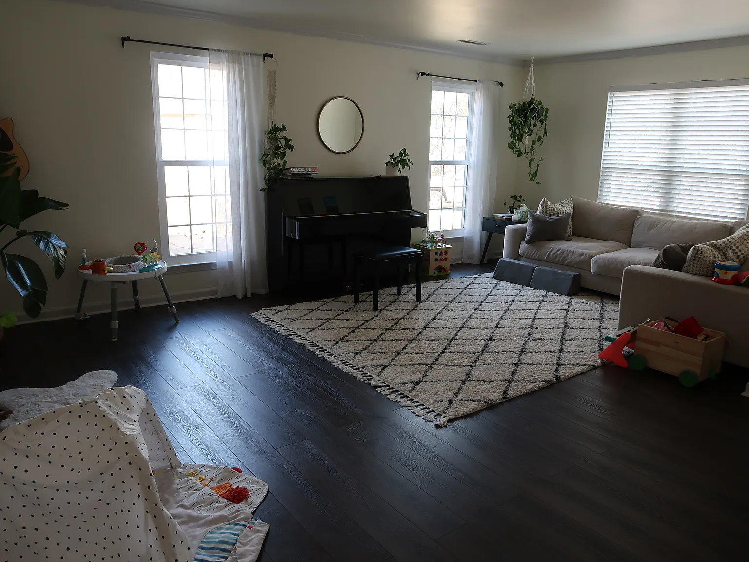 4 bed, 1990 sqft, $2,200 — Photo 2