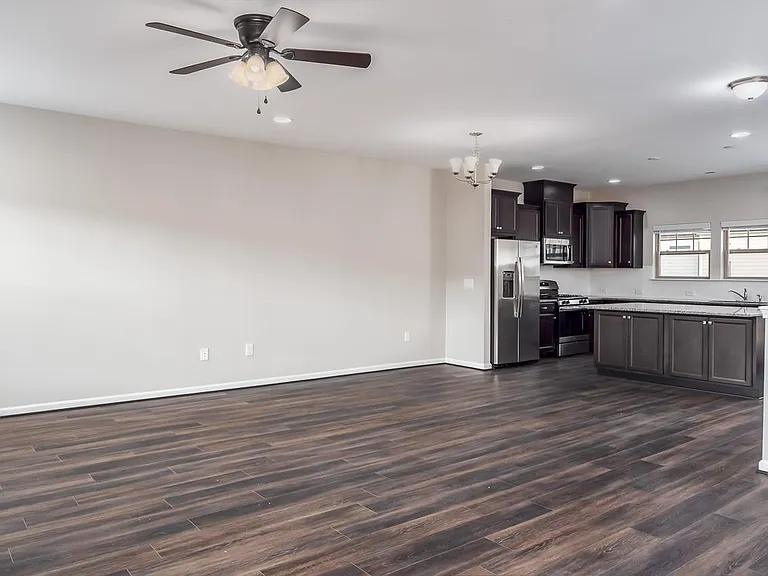 1010 Larabee Ln — Photo 10